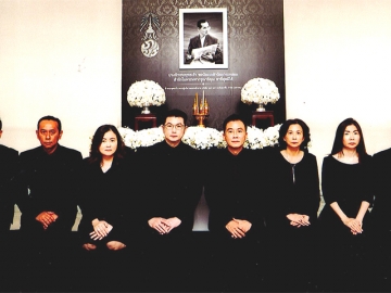 แสดงความอาลัย : สุวัฒน์ ทองร่มโพธิ์ ประธานเจ้าหน้าที่บริหาร สุวิทย์ ทองร่มโพธิ์ ประธานเจ้าหน้าที่บริหารสายงานปฏิบัติการ สุวรรณี ชินเชี่ยวชาญ ประธานเจ้าหน้าที่บริหารสายงานการตลาด พร้อมคณะผู้บริหาร บริษัท เอส เอฟ คอร์ปอเรชั่น จำกัด (มหาชน) ร่วมแสดงความอาลัยถวายแด่ พระบาทสมเด็จพระปรมินทรมหาภูมิพลอดุลยเดช ด้วยน้อมสำนึกในพระมหากรุณาธิคุณเป็นล้นพ้นอันหาที่สุดมิได้ ณ สำนักงานใหญ่ บมจ.เอส เอฟ คอร์ปอเรชั่น อาคารเอ็มบีเค ทาวเวอร์