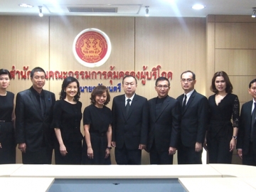 เยี่ยมคารวะ : สุชาดา ธีรวชิรกุล นายกสมาคมการขายตรงไทย พร้อมคณะกรรมการบริหารสมาคมฯ เข้าเยี่ยมคารวะ พล.ต.ต.ประสิทธิ์ เฉลิมวุฒิศักดิ์ เลขาธิการคณะกรรมการคุ้มครองผู้บริโภคคนใหม่ ณ สำนักงานคณะกรรมการคุ้มครองผู้บริโภค (สคบ.) ศูนย์ราชการเฉลิมพระเกียรติ 80 พรรษา 5 ธันวาคม 2550 ถนนแจ้งวัฒนะ