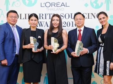 สร้างงานแก่ผู้ขาดโอกาส : นาตาลี เกอร์ชไตน์ เคอโรดี กก.ผจก.บจ.ลอรีอัล (ประเทศไทย) ประธานพิธีมอบรางวัลให้แก่พันธมิตรทางธุรกิจที่ได้ร่วมมือกันส่งเสริม และผลักดันตามโครงการจัดหาจ้างงานผู้ขาดโอกาสทางสังคม ภายใต้พันธสัญญาแห่งความยั่งยืน “Sharing BeautyWith All” ของลอรีอัล กรุ๊ป ซึ่งมีเป้าหมายที่จะช่วยสร้างงานให้แก่ผู้ขาดโอกาสในชุมชน ทั้งผู้พิการและผู้สูงอายุหลังวัยเกษียณได้มีรายได้ มีอาชีพที่มั่นคงจำนวน 50 คนภายในสิ้นปีนี้ ณ โรงแรมแกรนด์ เซนเตอร์ พอยต์ เทอร์มินัล 21 ถ.สุขุมวิท