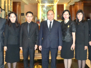 ต้อนรับนายก รมต. : เหวียน ตัด ถั่น เอกอัครราชทูตสาธารณรัฐสังคมนิยมเวียดนามประจำราชอาณาจักรไทย ต้อนรับ เหงียน ซวน ฟุก นายกรัฐมนตรี สาธารณรัฐสังคมนิยมเวียดนาม และคณะ ในโอกาสเดินทางมาเยือนราชอาณาจักรไทยและเข้าพัก ณ โรงแรมรอยัลปริ๊นเซส หลานหลวง โดยมีคณะผู้บริหารร่วมต้อนรับ