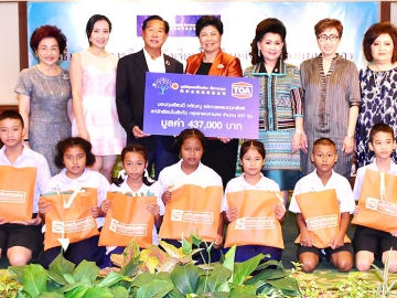 437 ทุน : ประจักษ์-ละออ ตั้งคารวคุณ ประธานที่ปรึกษากลุ่มบริษัททีโอเอ และมูลนิธิคุณแม่ลี้กิมเกียวสนับสนุนทุนการศึกษา 437,000 บาท ให้แก่ ผุสดี ตามไท รองผู้ว่าราชการกรุงเทพมหานคร เพื่อมอบให้นักเรียนที่มีความกตัญญู แต่ขาดแคลนทุนทรัพย์ ของสำนักการศึกษากรุงเทพมหานคร ที่ศาลาว่าการ กทม.