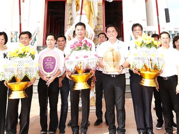 พุทธศาสนิกชน : อาทิตย์ นันทวิทยา กก.ผจก.ใหญ่และปธ.จนท.บห.ธนาคารไทยพาณิชย์ นำคณะผู้บริหารและพนักงานร่วมถวายผ้ากฐินประจำปี 2559 ถวายปัจจัยกว่า 2.2 ล้านบาท ณ วัดบางขุด จ.สมุทรสาคร พร้อมกิจกรรมแบ่งปันแก่ชุมชนและนักเรียนโรงเรียนวัดบางขุด ในโครงการ “SCB ชวนกันทำดี”