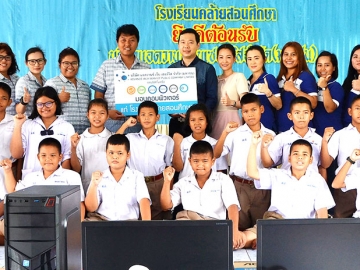 เพิ่มประสิทธิภาพการเรียน : ธนัญชัย สมุหวิญญู กก.ผจก.บมจ.แอดวานซ์ เว็บเซอร์วิส ผู้ผลิตและจัดจำหน่ายตู้เติมเงิน “กะปุก” หรือ “กะปุกท็อปอัพ” มอบคอมพิวเตอร์ ให้แก่ พนมพร พีระพิทยมงคล ผอ.โรงเรียนคล้ายสอนศึกษาอ.บางบัวทอง จ.นนทบุรี เพื่อให้นักเรียนมีคอมพิวเตอร์ในการเรียนอย่างเพียงพอ