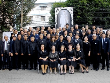 รวมใจคนสื่อถวายความไว้อาลัย : ผู้นำองค์กรวิชาชีพสื่อกว่า 30 องค์กร รวมทั้ง
ผู้อาวุโสวงการสื่อ อาทิ พงษ์ศักดิ์ พยัฆวิเชียร, มานิจ สุขสมจิตร, บัญญัติ ทัศนียะเวช 
ฯลฯ เข้าร่วมใน “งานรวมใจคนสื่อแสดงความไว้อาลัยถวายพระเจ้าอยู่หัว รัชกาลที่ 9” 
ซึ่งมีสื่อมวลชนแขนงต่างๆ หลายร้อยคนมาร่วมกันแสดงความไว้อาลัยที่สมาคมนักข่าวนักหนังสือพิมพ์แห่งประเทศไทย ตรงข้ามโรงพยาบาลวชิระ