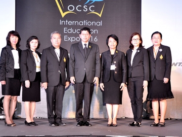 มหกรรมการศึกษา : ศ.กิตติคุณ ดร.วิษณุ 
เครืองาม รองนายกรัฐมนตรี เป็นประธาน
เปิดงาน “มหกรรมการศึกษาต่อต่างประเทศ 
ครั้งที่ 13” ภายในงานมีการให้ข้อมูล
เจาะลึกเรื่องขอรับทุนการเตรียมตัว
เพื่อรับสมัครทุนรัฐบาลหลายประเภท รวมทั้ง
การขอรับทุนการศึกษาโดยตรงจาก
มหาวิทยาลัยชั้นนำทั่วโลก รวมมากกว่า 
500 ทุน และได้รับความสนใจจากนักเรียน
นักศึกษาเข้ามาดูงานเป็นจำนวนมาก โดยมี 
เมธินี เทพมณี เลขาธิการสำนักงาน
คณะกรรมการข้าราชการพลเรือน (ก.พ.) 
ต้อนรับ ณ รอยัล ฮอลล์ ชั้น 6 ศูนย์การค้า
สยามพารากอน