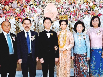 สมรส-สมรัก : ศ.ดร.พิมพ์ใจ ใจเย็น และ วิจิตร ณ ระนอง เป็นเจ้าภาพงานมงคลสมรสระหว่าง พญ.นัยเนตร ใจเย็น บุตรี อดุลย์-ซุ่ยลู้ ใจเย็น กับ ไตรรัตน์ คูสุวรรณ บุตร สมศักดิ์ - วิภาพรรณ คูสุวรรณ ณ ห้องแกรนด์บอลรูม โรงแรมเพิร์ล ภูเก็ต