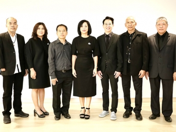 คิดถึงพ่อของแผ่นดิน : มยุรี ชัยพรหมประสิทธิ์ ผู้บริหารบริษัท สยามพิวรรธน์ จำกัด ร่วมกับ ลักคณา ทวีสุข กรรมการผู้จัดการ บริษัท แจสมิน มีเดีย จำกัด ร่วมกับศิลปินชื่อดังของประเทศจัดนิทรรศการ จิตรกรรม “คิดถึงพ่อของแผ่นดิน” แสดงพระบรมสาทิสลักษณ์พระบาทสมเด็จพระปรมินทรมหาภูมิพลอดุลยเดช โดยมี ชาญชัย เชิดชูวงศ์ธนากร, สุวิทย์ ใจป้อม, ดร.พลเดช วรฉัตร, วัฒนา พูลเจริญ และ ชิงชัย อุดมเจริญกิจ มาร่วม ณ บริเวณพาร์ค พารากอน ศูนย์การค้าสยามพารากอน และชั้น 5 สยามดิสคัฟเวอรี่