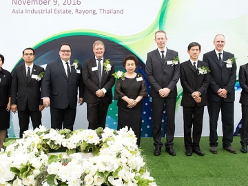วางศิลาฤกษ์ : ดร.อรรชกา สีบุญเรือง รัฐมนตรีว่าการกระทรวงอุตสาหกรรมเป็นประธานในพิธีวางศิลาฤกษ์โรงงานผลิต PLA หรือผลิตภัณฑ์พลาสติกชีวภาพพร้อมด้วย Mr.Tjerk de Ruiter ประธานเจ้าหน้าที่บริการ กลุ่มบริษัท คอร์เบียน โดยมี สุรศักดิ์ เจริญศิริโชติ ผู้ว่าราชการจังหวัดระยอง โชคดี แก้วแสง และ สุลี จิตรวะรัตนา ร่วมแสดงความยินดี ที่อ.บ้านฉาง จ.ระยอง