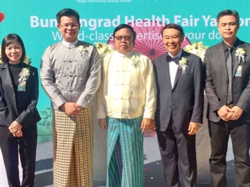 เวชศาสตร์ชะลอวัย : ผศ.นพ.พันธ์ศักดิ์ ศุกระฤกษ์ ผอ.ด้านการแพทย์ ศูนย์ส่งเสริม
สุขภาพไวทัลไลฟ์ โรงพยาบาลบำรุงราษฎร์ และ ดร.มาคัส โม เนียน ชอว์ ผอ.บห.ศูนย์บริการการแพทย์นานาชาติ กรุงย่างกุ้ง ร่วมเปิดงาน “Bumrungrad Health Fair Yangon” ที่กรุงย่างกุ้ง สาธารณรัฐแห่งสหภาพเมียนมา