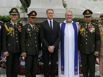 ใฝ่หาสันติภาพ : ไบรอัน เดวิดสัน 
เอกอัครราชทูตอังกฤษประจำประเทศไทย 
จัดงานรำลึกทหารผ่านศึกและผู้เสียชีวิต
ในสงคราม โดยมี พล.อ.อาวุธ แสงตะวัน, 
พล.ท.ชูชาติ บัวขาว, พล.ร.ท.โสภณ จงเรืองศรี, พล.อ.ท.นพฎล ทองพุ่ม, พล.ต.ทนงศักดิ์ รองทิม และผู้ช่วยทูตฝ่ายทหารอังกฤษประจำประเทศไทย ร่วมงาน ณ อนุสรณ์สงคราม ภายในบริเวณสถานทูตอังกฤษ ถนนวิทยุ