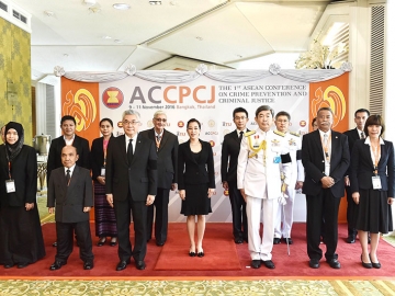 ประชุม : พระเจ้าหลานเธอ พระองค์เจ้าพัชรกิติยาภา เสด็จไปทรงร่วมการประชุมอาเซียนว่าด้วยการป้องกัน อาชญากรรมและความยุติธรรมทางอาญา ครั้งที่ 1 ซึ่งจัดโดย สถาบันเพื่อการยุติธรรมแห่งประเทศไทย (TIJ) และกระทรวงยุติธรรม ณ ห้องนภาลัยบอลรูม โรงแรมดุสิตธานี กรุงเทพฯ โดยมี ดร.กิตติพงษ์ กิตยารักษ์, พล.อ.นิวัตร มีนะโยธิน และผู้แทนจากประเทศสมาชิกอาเซียน รับเสด็จ