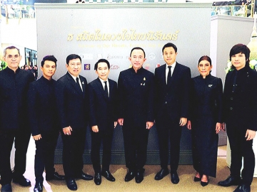 ผลงานศิลปกรรม : ม.ล.ปนัดดา ดิศกุล รัฐมนตรีประจำสำนักนายกรัฐมตรี เป็นประธานเปิดงาน “ธ สถิตในดวงใจไทยนิรันดร์” นิทรรศการผลงานศิลปกรรมที่รวบรวม จิตรกรรม ประติมากรรม ภาพพิมพ์ และภาพยนตร์ในรูปแบบดิจิตอล 3D แมปปิ้ง จากศิลปินแห่งชาติพร้อมด้วยศิลปินชั้นนำมากมาย โดยมี เกรียงศักดิ์ ตันติพิภพ, นิวัต มหาบุณย์, ชาติชาย พยุหนาวีชัย, ฐิติพร ธรรมาภิมุขกุล, ศิริพร ใจสะอาด, ธีร์ นันทวริศ และ ชูศิษฐ์ วิจารณ์โจรกิจ ร่วมงาน ณ ศูนย์การ ดิ เอ็มโพเรียม