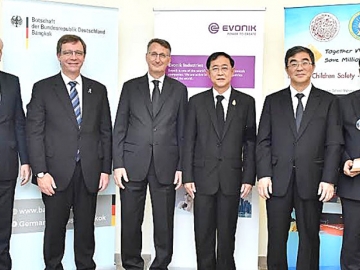 ความปลอดภัยทางถนน : H.E. Mr. Peter Prugel เอกอัครราชทูตสหพันธ์สาธารณรัฐเยอรมนีประจำราชอาณาจักรไทย เป็นประธานในพิธีมอบรางวัล “รางวัลความปลอดภัยทางถนนของเอวอร์นิค” Dr. Florian Kirschner และ Mr. Jochen Henkels (ผู้อำนวยการ EVONIK) เป็นผู้มอบให้แก่ กรมทางหลวงชนบท (DRR) โดยมี อาคม เติมพิทยาไพสิฐ (รมว.กระทรวงคมนาคม) มาร่วมเป็นเกียรติ ณ ทำเนียบเอกอัครราชทูตเยอรมนี ถนนสาทร