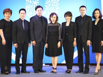 “เดินตามรอยเท้าพ่อ” : สุชาดา ธีรวชิรกุล ประธานบริหาร ยูนิลีเวอร์ เน็ทเวิร์ค บริษัท ยูนิลีเวอร์ไทย เทรดดิ้ง จำกัด เป็นประธานในกิจกรรม “เดินตามรอยเท้าพ่อ” เพื่อน้อมรำลึกในพระมหากรุณาธิคุณของพระบาทสมเด็จพระปรมินทรมหาภูมิพลอดุลยเดช โดยมี อรพิมพ์ รักษาผล นักพูดสร้างแรงบันดาลใจ เจ้าของถ้วยพระราชทานในหลวงรัชกาลที่ 9 เป็นวิทยากรรับเชิญ ณ ยูนิลีเวอร์ เฮาส์ ถนนพระราม 9