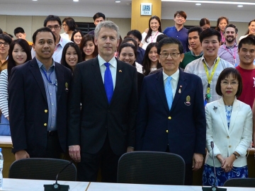 ให้ความรู้ : ศ.ดร.เกื้อ วงศ์บุญสิน รอง ผอ.สถาบันบัณฑิตศศินทร์ จุฬาฯ และ รศ.ดร.ศิริยุพา 
รุ่งเริงสุข ผอ.หลักสูตรการบริหารงานบุคคล สถาบันบัณฑิตศศินทร์ จุฬาฯ ต้อนรับ ฯพณฯ อุฟเฟอ วูฟเฮเชล เอกอัครราชทูตเดนมาร์ก ที่ให้เกียรติเป็นวิทยากรบรรยายในหัวข้อเรื่อง ผู้นำกับทักษะการสร้างเครือข่ายความสัมพันธ์ ให้กับคณะนิสิตของสถาบันบัณฑิตศศินทร์ จุฬาฯ