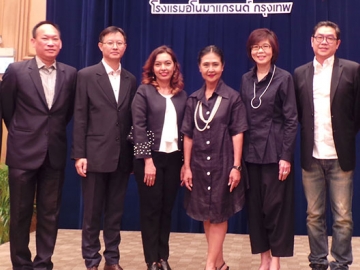 สมัยที่ 3 : สมาคมโฆษณาฯ ประชุมใหญ่สามัญประจำปี 2559 รายงานผลการดำเนินงาน
และเลือกตั้งคณะ กก.บริหารสมาคม ชุดใหม่ ปี 2559-2561 โดย อ่อนอุษา ลำเลียงพล ประธานกิตติมศักดิ์ กลุ่มเดอะลีโอเบอร์เนทท์ กรุ๊ป ประเทศไทย รับเลือกเป็นนายกสมาคมโฆษณาฯ ต่อเป็นสมัยที่ 3 พร้อมกรรมการ 7 คน โดยมีสมาชิกสมาคม และผู้คร่ำหวอดในวงการโฆษณา ร่วมเป็นสักขีพยาน ณ โรงแรมอโนมา