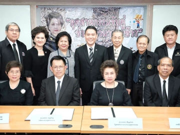 รวมใจ ช่วยชาวนา : ดร.ชาญกฤช เดชวิทักษ์ ประธานสภาอุตสาหกรรมจังหวัดสมุทรปราการ พร้อมด้วยตัวแทนคณะกรรมการบริหารสภาอุตสาหกรรมจังหวัดสมุทรปราการ ร่วมต้อนรับ อรรชกา สีบุญเรือง รัฐมนตรีว่าการกระทรวงอุตสาหกรรม ในโอกาสตรวจเยี่ยมโครงการ “อุตสาหกรรมรวมใจ ช่วยชาวนาไทยขายข้าว” ที่สวนอุตสาหกรรมเทพารักษ์ (เอ็ม.ไทย เอสเตท) จังหวัดสมุทรปราการ