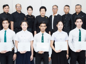 ทุนฯโขนพระราชทาน : ท่านผู้หญิงจรุงจิตต์ ทีขะระ ผู้ช่วยเลขาธิการ มูลนิธิส่งเสริมศิลปาชีพฯ และประธานคณะ กก.อำนวยการโขนฯ มอบทุนการศึกษาประจำปี 2559 ให้แก่นักเรียนที่ได้คะแนนสูงสุดของแต่ละตัวละครโขนฯ โดยมี ม.ล.ปิยาภัสร์ ภิรมย์ภักดี ร่วมงาน ที่สนง.ทรัพย์สินส่วนพระมหากษัตริย์