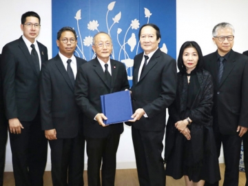 ติดถนนศรีอยุธยา : พันธ์เลิศ ใบหยก กก.ผจก.บจก.ไดมอนด์ ปาร์ค ลงนามสัญญาเช่าพื้นที่ กับ ระพินทร์ จารุดุล กก.มูลนิธิเพชรรัตน-สุวัทนา เพื่อจัดทำเป็นอาคารศูนย์การค้า และสำนักงาน โดยมี ม.ร.ว.ปิยฉัตร ฉัตรชัย และ กิ่งทอง ใบหยก ร่วมเป็นสักขีพยาน ที่สำนักงานมูลนิธิเพชรรัตน-สุวัทนา วังรื่นฤดี