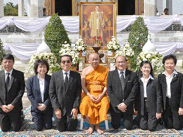 กฐินพระราชทาน ร.9 : สุรศักดิ์ เดชะรินทร์ กรรมการและที่ปรึกษาอาวุโส บริษัท บางกอกกล๊าส จำกัด (มหาชน) หรือ บีจี(BG) เป็นประธานในพิธีอัญเชิญผ้าพระกฐินพระราชทาน ประจำปี 2559 จากพระบาทสมเด็จพระปรมินทรมหาภูมิพลอดุลยเดช ทอดถวาย ณ วัดเขียนเขต พระอารามหลวง ต.บึงยี่ไถ อ.ธัญบุรี จ.ปทุมธานี