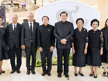 “ทรงสถิตในดวงใจไทยนิรันดร์” : พล.อ.ธนะศักดิ์ ปฏิมาประกร รองนายกรัฐมนตรี 
เป็นประธานเปิดงานนิทรรศการ “ทรงสถิตในดวงใจไทยนิรันดร์” พร้อมชมภาพ
เหตุการณ์ประวัติศาสตร์พระบาทสมเด็จพระปรมินทรมหาภูมิพลอดุลยเดชที่รวบรวม
เป็นหลักฐานนำมาจัดทำจดหมายเหตุฉบับประชาชน โดยมี วีระ โรจน์พจนรัตน์, ชฎาทิพ จูตระกูล, ดร.พงศ์ศักติ์ฐ์ เสมสันต์, ปรารพ เหล่าวานิช, ท่านผู้หญิงอังกาบ บุณยัษฐิติ, คุณหญิงจามรี สนิทวงศ์ ณ อยุธยา และ ม.ล.ขวัญทิพย์ เทวกุล 
มาร่วมงานด้วย ณ ไลฟ์สไตล์ ฮอลล์ ชั้น 2 ศูนย์การค้าสยามพารากอน