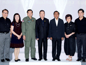 เปิดหลักสูตรภาษาจีน : สนั่น อังอุบลกุล เป็นประธานเปิดเรียนหลักสูตรภาษาจีนนักธุรกิจชั้นสูง รุ่นที่ 1 และ รุ่นที่ 2 โดยมี พล.อ.วิชิต ยาทิพย์, สมประสงค์ บุญยะชัย, นิวัฒน์ กาญจนภูมินทร์, ดวงกมล ทรงวุฒิชัย, ดร.วุฒิชัย พรรณเชษฐ์ 
และ ลัดดา เตชะมณีรัตน์ ณ สถาบันวิทยาการภาษาและวัฒนธรรมปักกิ่งกรุงเทพ เขตสาทร