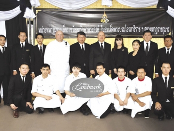 แบ่งปันน้ำใจ : คณะผู้บริหาร โรงแรมแลนด์มาร์ค กรุงเทพฯ นำโดย ดักลาส เกลน ผู้จัดการทั่วไป และ ม.ล.จันทนิภา เกษมศรี ผู้อำนวยการฝ่ายการสื่อสารการตลาด พร้อมด้วยเหล่าพนักงานอาสา ร่วมบริการอาหารเช้าโจ๊กฮ่องกง จำนวน 2,000 ชุด ให้กับประชาชนที่มาร่วมแสดงความอาลัยพระบาทสมเด็จพระปรมินทรมหาภูมิพลอดุลยเดช เพื่อถวายเป็นพระราชกุศล ด้วยสำนึกในพระมหากรุณาธิคุณอย่างหาที่สุดมิได้ ณ บริเวณท้องสนามหลวง พระบรมมหาราชวัง