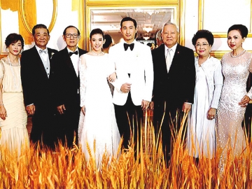 กิ่งทองใบหยก : พล.อ.วินัย ภัททิยกุล อดีตปลัดกระทรวงกลาโหม เป็นประธานในงานเลี้ยงฉลองมงคลสมรส ระหว่าง ธนัญญา บุตรี ปิยะ-มยุรฉัตร ธนากิจอำนวย กับ คงภัทร จิรมณีกุล บุตร สุทิน จิรมณีกุล-สุชัญญา ธนาลงกรณ์ ที่ห้องบอลรูม โรงแรมแมนดาริน โอเรียนเต็ล กรุงเทพฯ