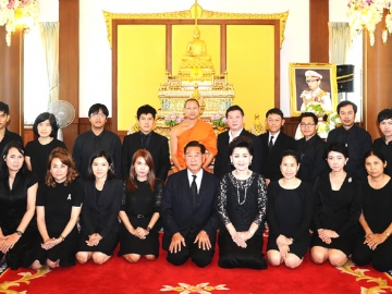 ถวายเป็นพระราชกุศล : ประจักษ์-ละออ ตั้งคารวคุณ ประธานที่ปรึกษากลุ่มบริษัททีโอเอ นำคณะผู้บริหารและพนักงาน ร่วมบำเพ็ญกุศลถวายแด่พระบาทสมเด็จพระปรมินทรมหาภูมิพลอดุลยเดช โดยมี วนรัชต์-ร.ท.พญ.ปิยะชนก, จตุภัทร์-ภญ.ดร.อรุณี ตั้งคารวคุณ ร่วมพิธี ณ วัดเทวราชกุญชรวรวิหาร