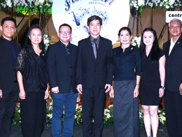 ดอกไม้กับบทเพลงของพ่อ : สุรศักดิ์ เจริญศิริโชติ ผวจ.ระยอง เปิดงาน “The Floral Art Festival @ Central Plaza Rayong” เพื่อถวายอาลัยพระบาทสมเด็จพระปรมินทรมหาภูมิพลอดุลยเดช ที่ศูนย์การค้าเซ็นทรัลพลาซา ระยอง โดยมี ธนภัทร วงษ์ประเสริฐ ผจก.ทั่วไปศูนย์การค้าเซ็นทรัลฯ ระยอง ต้อนรับ