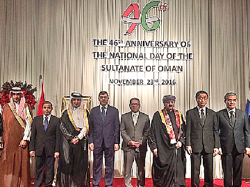 วันชาติโอมาน : H.E. Mr. Abdullah Saleh Ahmed Al-Maimani เอกอัครราชทูต
โอมานประจำราชอาณาจักรไทย จัดงานในโอกาสครบรอบ 46 ปี วันชาติโอมาน โดยมี ดร.พิเชฐ ดุรงคเวโรจน์ (รมว.วิทยาศาสตร์และเทคโนโลยี) มาร่วมเป็นเกียรติ ท่ามกลางทูตานุทูต ณ โรงแรม Inter Continental Bangkok