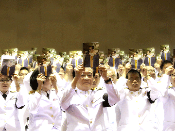 รวมพลัง : ผศ.วุฒิศักดิ์ ลาภเจริญทรัพย์ อธิการบดีมหาวิทยาลัยรามคำแหง นำคณะผู้บริหาร คณาจารย์ ข้าราชการ เจ้าหน้าที่ นักศึกษา ศิษย์เก่าและประชาชน ร่วมถวายสัตย์ปฏิญาณตนเพื่อชาติ ศาสนา พระมหากษัตริย์ ในงาน “รวมพลังแห่งความภักดี” เพื่อแสดงความจงรักภักดี และร่วมรำลึกถึงพระมหากรุณาธิคุณพระบาทสมเด็จพระปรมินทรมหาภูมิพลอดุลยเดช เนื่องในโอกาสวันคล้ายวันพระราชสมภพปีที่ 89 ณ อาคารหอประชุมพ่อขุน
รามคำแหงมหาราช