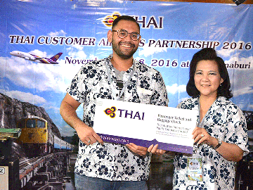 ลูกค้าการบินไทย : อุษณีย์ แสงสิงแก้ว รอง กก.ผอ.ใหญ่ หน่วยธุรกิจบริการการบิน(D1) เป็นประธานจัดงาน THAI Customer Airlines Partnership 2016 ณ โรงแรมริเวอร์แคว พาราไดซ์ อ.ทองผาภูมิ จ.กาญจนบุรี โดยมีผู้แทนสายการบินลูกค้ากว่า 50 สายการบิน เข้าร่วมงานในครั้งนี้ โดยในการจัดงานครั้งนี้มีวัตถุประสงค์เพื่อสร้างความสัมพันธ์อันดี
ระหว่างลูกค้าสายการบิน และหน่วยธุรกิจบริการการบิน ได้แก่ วรางคณา ลือโรจน์วงศ์ กก.ผจก.ฝ่ายครัวการบิน(DC) ฝ่ายบริการลูกค้าภาคพื้น และฝ่ายบริการอุปกรณ์ภาคพื้น ที่ จ.กาญจนบุรี