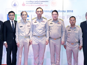 อนุรักษ์พลังงาน : พล.อ.อนันตพร กาญจนรัตน์ รมว.พลังงาน เปิดงาน “BEC Awards 2016” จัดโดย กรมพัฒนาพลังงานทดแทนฯ โดยมี พล.อ.ณัฐติพล กนกโชติ ผช.รมต.กระทรวงพลังงาน, พล.อ.ธนา วิทยวิโรจน์ เลขานุการ รมว.พลังงาน ร่วมงาน ที่โรงแรมมิราเคิล แกรนด์ คอนเวนชั่น