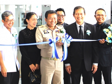 บริการประชาชน : นพ.สมชาย จันทร์สว่าง ปธ.จนท.บห.โรงพยาบาลวัฒนแพทย์ และ อรรถพร เนื่องอุดม ผอ.ท่าอากาศยานนานาชาติกระบี่ ต้อนรับ พินิจ บุญเลิศ ผวจ.กระบี่ ที่มาเป็นประธานเปิด “ห้องปฐมพยาบาล” โดยความร่วมมือระหว่างภาครัฐและเอกชนครั้งแรก ที่อาคาร 1 ท่าอากาศยานนานาชาติกระบี่
