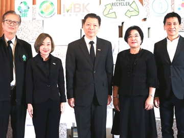 REAL RECYCLER : สุเวทย์ ธีรวชิรกุล ประธานเจ้าหน้าที่บริหาร บมจ.เอ็ม บี เค, สุวรรณา จุ่งรุ่งเรือง ผอ.สำนักสิ่งแวดล้อม กทม., ยุทธพงษ์ วัฒนะลาภา เลขาธิการมูลนิธิการจัดการทรัพยากรอย่างยั่งยืน, รศ.ดร.สิงห์ อินทรชูโต จากคณะสถาปัตยฯ ม.เกษตรศาสตร์, มรกต สนิทธางกูล ผอ.เขตปทุมวัน และ ลักขณา คุณาวิชยานนท์ ผอ.หอศิลปวัฒนธรรมแห่ง กทม.ร่วมแถลงข่าวโครงการ “รักษ์โลกจริง เลิกทิ้ง เลิกเท” ให้ตื่นตัวกับปัญหาขยะ ที่หอศิลป์ฯ กทม.