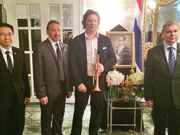 รัสเซียรำลึกพ่อหลวง : H.E. Mr. Kirill Barsky เอกอัครราชทูตรัสเซียประจำราชอาณาจักรไทย จัดงาน “Mourning reception” ในงานมีการบรรเลงบทเพลงพระราชนิพนธ์ โดย Vadim Eilenking (ศิลปินแจ๊สที่มีชื่อเสียงจากรัสเซีย) อีกทั้ง H.E. Mr. Sergey E.CHEREMIN (หัวหน้าฝ่ายเศรษฐกิจและความสัมพันธ์ระหว่างประเทศ, กรุงมอสโก) และ ดร.สมบัติ ธีระตระกูลชัย (ประธานหอการค้าไทย-รัสเซีย) มาร่วม ณ โรงแรม Mandarin Oriental, Bangkok