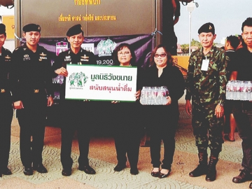 สนับสนุน : พันโทเฉลิมพล วิชชาชู ผู้บังคับกองพันทหารปืนใหญ่ ที่ 721 ค่ายพิบูลสงคราม จ.ลพบุรี รับมอบน้ำดื่ม จาก จิตต์สุภา สุขเจตนี ผู้อำนวยการฝ่ายภาพลักษณ์องค์กรและกิจกรรมสังคม กลุ่มวังขนาย เพื่อนำไปแจกฟรีให้กับผู้เข้าร่วมในกิจกรรม ณ บริเวณสนามกิีฬาเฉลิมพระเกียรติ หน้าศาลากลาง จ.ชัยนาท