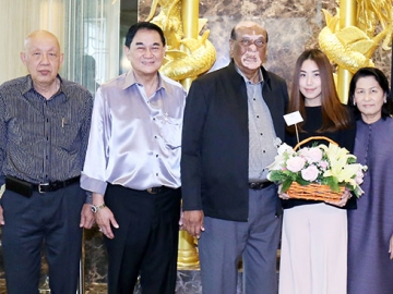 ชื่นใจ : พล.อ.อ.กันต์ พิมานทิพย์ อดีต ผู้บัญชาการทหารอากาศ เลี้ยงยินดีกับ กฤษณ์ญาณี ศุขสวัสดิ์ บุตรี น.อ.อ.(พิเศษ)อำนวย สุกปานแก้ว-ม.ล.กัลยาณี ศุขสวัสดิ์ ในโอกาสสำเร็จการศึกษารัฐศาสตรมหาบัณฑิต จาก จุฬาลงกรณ์มหาวิทยาลัย โดยมี พล.อ.อ.อาคม กาญจนหิรัญ, ดร.อัศวิน อิงคะกุล ประธานกรรมการบริหาร มิราเคิล กรุ๊ป และ ทองเปลว ศิริพรพิทักษ์ ประธานกลุ่ม บจก.มิลลิเมด ร่วมยินดี ที่ ห้องอาหารจีนดรากอน โรงแรมมิราเคิล แกรนด์ คอนเวนชั่น