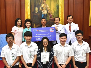 มอบทุน : นศ.แพทย์ ปี3 ประจักษ์-ละออ ตั้งคารวคุณ ประธานที่ปรึกษากลุ่มบริษัททีโอเอ และกก.มูลนิธิคุณแม่ลี้กิมเกี้ยว มอบ 10 ทุนการศึกษา จำนวน 906,000 บาท ซึ่งต่อเนื่อง 6 ปี จนจบการศึกษา รวม 4,438,500 บาทโดยมี ศ.ดร.นพ.ประสิทธิ์ วัฒนาภา คณบดี คณะแพทยศาสตร์ศิริราชพยาบาล รับมอบ