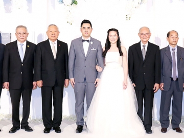 “ธรรม” นำใจ : มีชัย ฤชุพันธุ์ ประธานคณะกรรมการร่างรัฐธรรมนูญ, พล.อ.วินัย ภัททิยกุล อดีตปลัดกระทรวงกลาโหม และ พล.ต.ท.สมคิด บุญถนอม อดีตจเรตำรวจ ร่วมยินดีในพิธีฉลองมงคลสมรส ระหว่าง ธรรมรส เปานิล กับ ธรรมรัตน์ แสงจันทร์ ที่โรงแรมมิราเคิล แกรนด์ คอนเวนชั่น หลักสี่