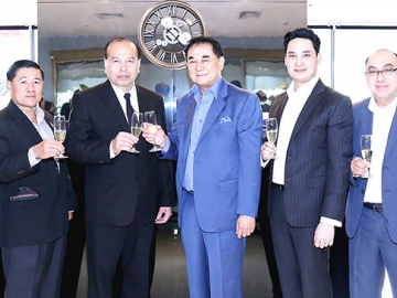 แห่งแรกในสนามบินของไทย : เพ็ชร ชั้นเจริญ ผอ.ท่าอากาศยานดอนเมือง เป็นประธานเปิด “Miracle Co-working Space” ในเครือ มิราเคิล กรุ๊ป ให้กับ ดร.อัศวิน อิงคะกุล ประธานกรรมการบริหารฯ โดยมี อนัคพล อิงคะกุล กรรมการบริหารฯ ร่วมต้อนรับแขกที่มาร่วมแสดงความยินดี อาทิ ศักดิ์ชัยอรุณรักถาวร รอง ผอ.ท่าอากาศยานดอนเมือง (สายปฏิบัติการ) และ วิสิฏฐ์ บาลี รอง ผอ.ท่าอากาศยานดอนเมือง (สายสนับสนุนธุรกิจ) ที่ชั้น 4 อาคารผู้โดยสาร 2 (ภายในประเทศ) ท่าอากาศยานดอนเมือง ซึ่งเปิดให้บริการทุกวัน เวลา 06.00-22.00 น.