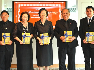 แนะนำ : โสมสุดา ลียะวณิช ปธ.อนุกรรมการด้านการอนุรักษ์และทำนุบำรุงรักษาศาสนสถานอันเกี่ยวเนื่องกับสถาบันพระมหากษัตริย์ เปิดตัวหนังสือ “คู่มือการดูแลรักษาศาสนสถาน” โดยมี อนุชา เสมารัตน์ ผช.ผอ.สำนักงานทรัพย์สินส่วนพระมหากษัตริย์ และ พิมพ์กาญจน์ ชัยจิตร์สกุล รองอธิบดีกรมการศาสนา ร่วมพิธี