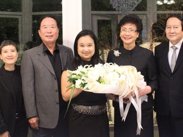 ปรึกษาบูรณาการ : พันธ์เลิศ ใบหยก และ ศ.ดร.พนา ทองมีอาคม กรรมการพัฒนา
สื่อปลอดภัยและสร้างสรรค์แห่งชาติ กระทรวงวัฒนธรรม จัดประชุม 3 ภาคส่วน นิเทศจุฬาฯ โดยมี ศ.ดร.ปาริชาต สถาปิตานนท์ คณบดี คณะนิเทศศาสตร์ จุฬาลงกรณ์มหาวิทยาลัย, ม.ล.อัจฉราพร ณ สงขลา ประธานมูลนิธินิเทศศาสตร์ฯ 
และ ผศ.ดร.ม.ล.วิฏราธร จิรประวัติ นายกสมาคมนิสิตเก่านิเทศศาสตร์ จุฬาฯ ร่วมประชุม ที่โรงแรมหัวช้าง เฮอริเทจ ถนนพญาไท