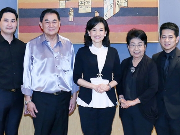 แนะให้รวย : พญ.นลินี ไพบูลย์ ปธ.กก.บจก.กิฟฟารีน สกายไลน์ ยูนิตี้ เปิดสัมมนา “โกลด์สตาร์ สู่เจ้าของกิจการมืออาชีพ ก้าวอย่างไร ให้รวยเร็ว” โดยมี ดร.อัศวิน อิงคะกุล ประธานกรรมการบริหารมิราเคิล กรุ๊ป และ อนัคพล อิงคะกุล ร่วมต้อนรับ ดร.นารี สุทธปรีดา รอง กก.ผจก.และ พงศ์พสุ อุณาพรหม ผอ.ใหญ่การตลาด บจก.กิฟฟารีน ที่มาร่วมสัมมนา ที่โรงแรมมิราเคิล 
แกรนด์ คอนเวนชั่น