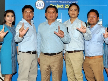 บุกตลาดบ้าน     ไพโรจน์ วัฒนวโรดม กก.ผจก.บจก.เจ.เอส.พี.แอสพลัส และ รอง กก.ผจก.อาวุโส บมจ.เจ.เอส.พี.พร็อพเพอร์ตี้ ต้อนรับผู้เข้าเยี่ยมชมโครงการไมอามี่บางปู โดยเปิดเพิ่มโครงการใหม่ พร้อมเปิดตัวทีมบริหาร นำโดย กีรวัฒน์ แสงรูจี, ประพนธ์ เลิศกชกร และ พีรพงศ์ พฤกษชาติ ที่ โครงการไมอามี่ คอนโด บางปู จ.สมุทรปราการ
