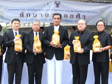 ตักบาตรลอยฟ้า : คีรี กาญจนพาสน์ ปธ.กก.บมจ.ระบบขนส่งมวลชนกรุงเทพ และ พล.ต.ท.อำนวย นิ่มมะโน รองผู้ว่าราชการกรุงเทพมหานคร เป็นประธานในงานทำบุญตักบาตรพระสงฆ์ 590 รูป เพื่อถวายเป็นพระราชกุศลแด่ในหลวง รัชกาลที่ 9 โดยมีคณะกรรมการ, พนักงานกลุ่มบริษัทบีทีเอส และประชาชนผู้มีจิตศรัทธา ร่วมงาน ที่ สถานีรถไฟฟ้า
บีทีเอส ช่องนนทรี