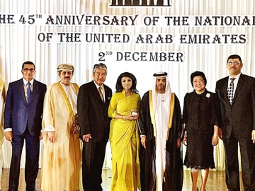 ฉลองวันชาติ : Saif Abdulla Mohammed Khalfan Al Shamsi เอกอัครราชทูตสหรัฐอาหรับเอมิเรตส์ประจำราชอาณาจักรไทย จัดงานฉลองครบรอบ 45 ปี วันชาติสหรัฐอาหรับเอมิเรตส์ โดยมี รศ.ดร.ชวนี ทองโรจน์ ผช.รมต.ประจำกระทรวงการท่องเที่ยวและกีฬา และคณะทูตานุทูต ร่วมงาน ที่โรงแรมดุสิตธานี