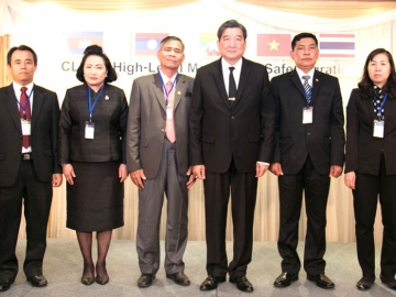 ความร่วมมือระหว่างประเทศ : พล.อ.ศิริชัย ดิษฐกุล รมว.แรงงาน เปิดงานประชุมหัวข้อ “CLMVT High-Level Meeting on Safe Migration” โดยมี ม.ล.ปุณฑริก สมิติ ปลัดกระทรวงแรงงาน ร่วมต้อนรับผู้แทนจากประเทศเพื่อนบ้าน ทั้งลาว, กัมพูชา, เมียนมา และ เวียดนาม ที่โรงแรมดิ เอมเมอรัลด์