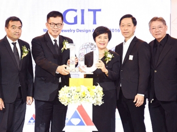 รอบชิงชนะเลิศ : วินิจฉัย แจ่มแจ้ง ผช.รมต.พาณิชย์ เปิดงานตัดสินผลงาน โครงการประกวดออกแบบเครื่องประดับ ครั้งที่ 10 “PERFECT TEN : Playful & Luxurious Designs” โดยมี พรสวาท วัฒนกูล ผอ.สถาบันวิจัยและพัฒนาอัญมณีและเครื่องประดับแห่งชาติ ต้อนรับ ที่ศูนย์การค้าเซ็นทรัลเวิลด์